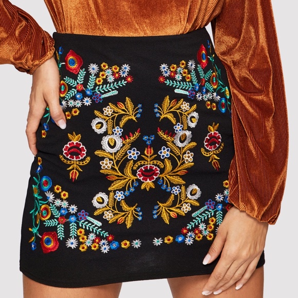 Women’s Embroidered Mini Skirt in Black Floral Combo Sz S NWT - Picture 4 of 7